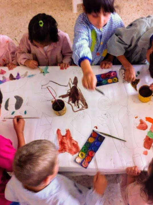 niños pintando. trucos y consejos para manualidades en casa con niños